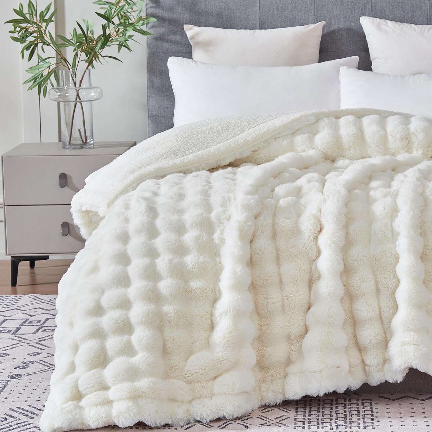 Thickened faux fur blanket 50x60 inches, warm sofa blanket - Image 2